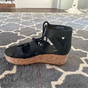 Sorel Cameron Flatform Laceup sandals, size 8.5, black